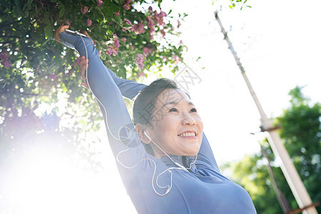 中年女子在户外健身图片