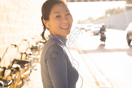 中年女子在户外健身图片