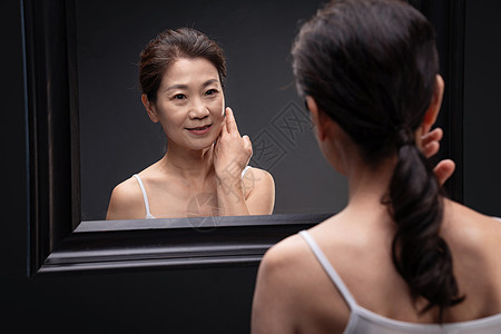 中年女人做面部护理图片