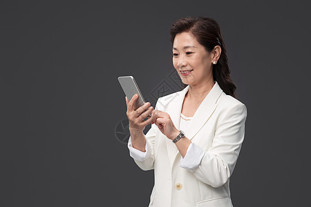 责任手机励志亚洲人金领女商人使用手机的商务女士背景