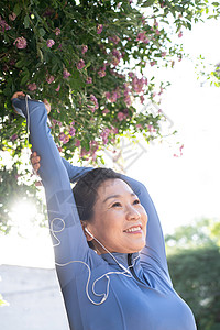 中年女子在户外健身图片