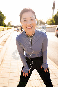 中老年女子在马路旁健身高清图片