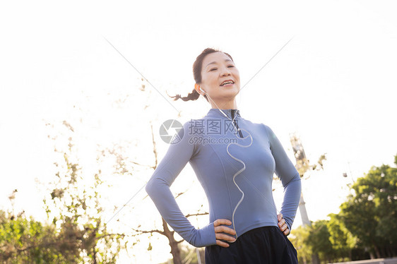 中年女子在街心公园健身图片