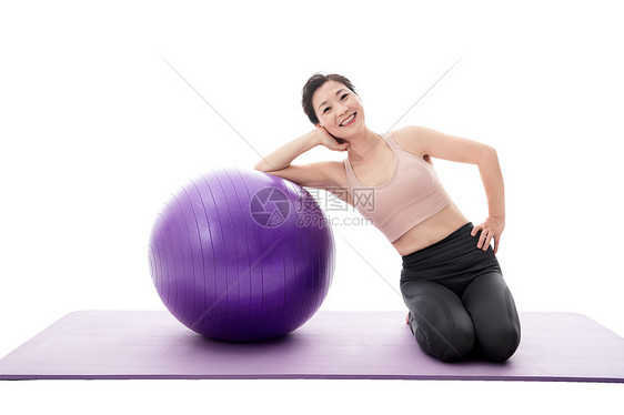 瑜伽球和中年女人图片