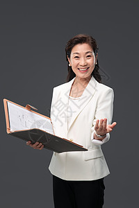 公司画册拿着户型图册做出邀请手势的优雅商务女士背景