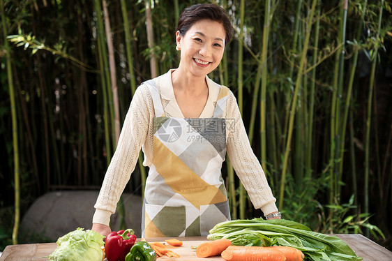 庭院内准备食材的中年女肖像图片