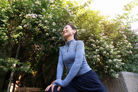 中年女子在街心公园健身图片