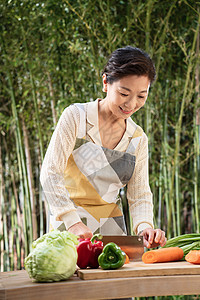 庭院内切菜的中年女人图片