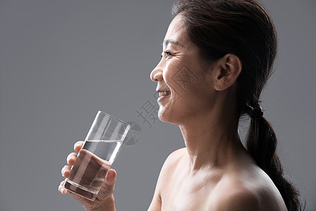 中年女人喝水图片