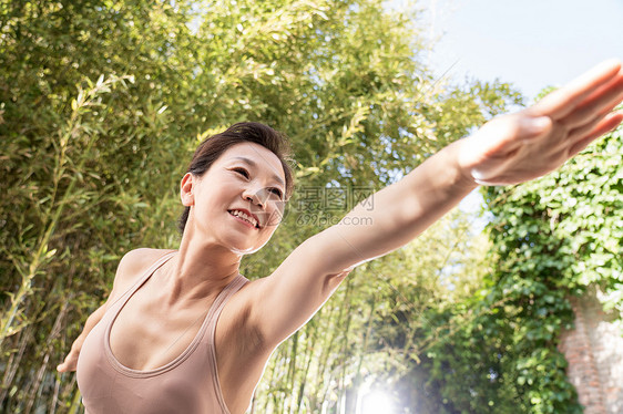 练瑜伽的中老年女士图片