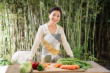 庭院内准备食材的中年女人图片