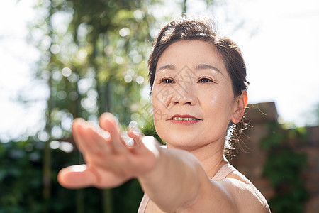 练瑜伽的中老年女士图片