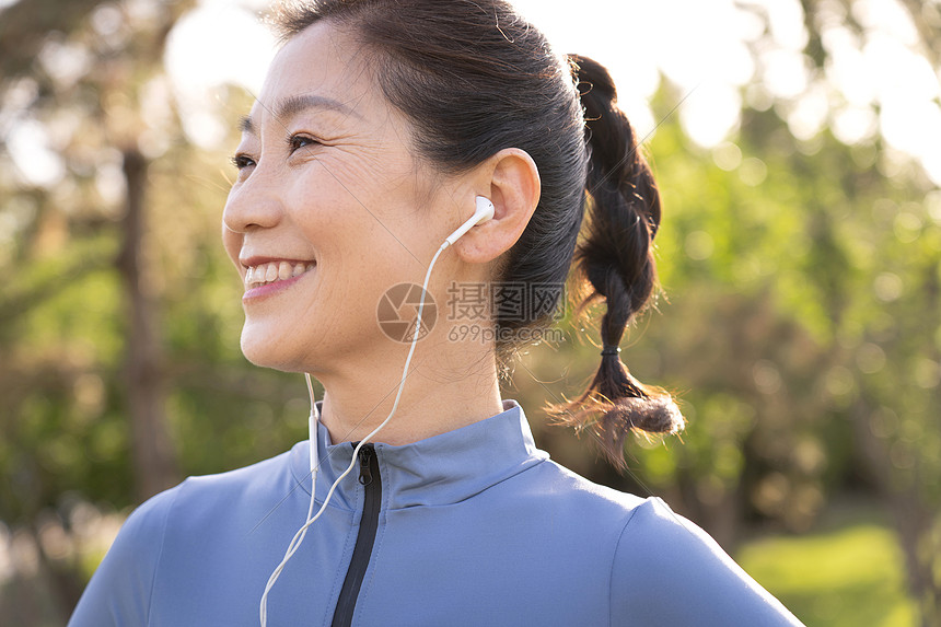 练瑜伽的中老年女士图片