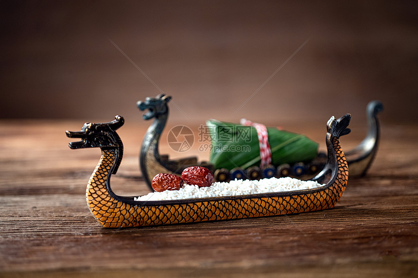 传统节日美食粽子和龙舟图片