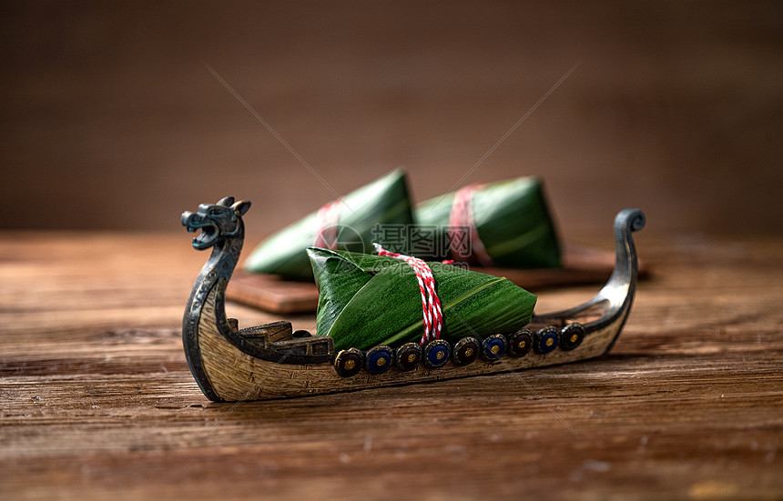 传统美味粽子和龙舟图片