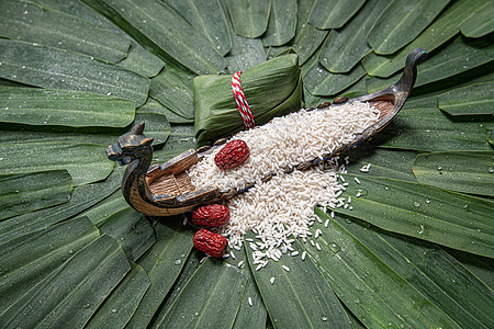 传统节日龙舟粽子和大米图片