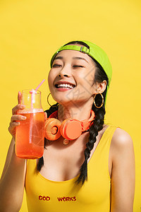 欢乐自由背心喝饮料的青年女人图片