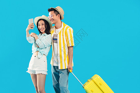 男朋友青年男人亚洲旅途中快乐的青年伴侣用手机拍照背景图片