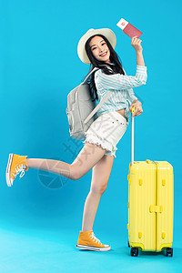 亚洲人遮阳帽帆布鞋拿着行李箱旅行的年轻女孩背景图片