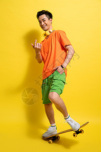 玩滑板的青年男人图片