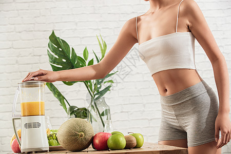 身材健康食物人健康女人使用榨汁机图片