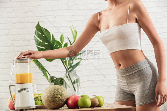 身材健康食物人健康女人使用榨汁机图片
