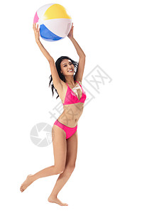 赤脚快乐优雅拿沙滩球的比基尼美女图片