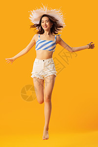 成年人活力自信跳跃的快乐女人图片