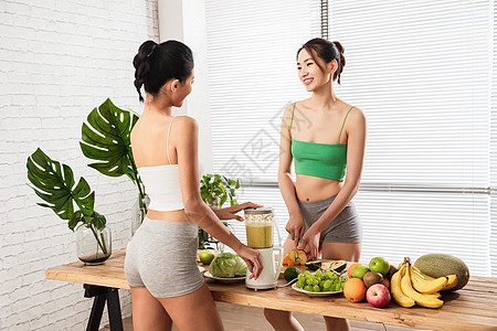 夏天瘦身大半身年轻闺蜜在家吃水果图片