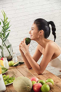 无忧无虑葡萄表现积极吃水果的健康女人图片