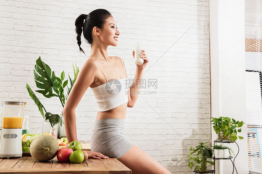个优雅放松健康女人喝牛奶图片
