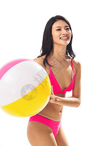 东亚放松身材拿沙滩球的比基尼美女图片