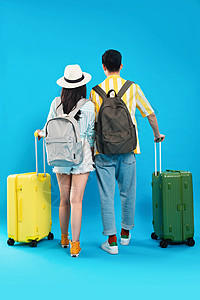 青年情侣拉着行李箱去旅游的背影图片