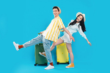 快乐的青年情侣一起拿着行李箱去旅游图片