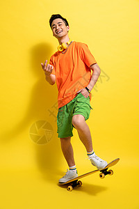 愉悦玩滑板的青年男人图片