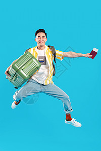 垂直构图亚洲健康的抱着行李箱去旅行的年轻男人高清图片