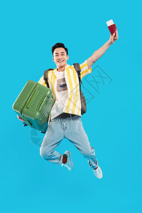 满意条纹抱着行李箱去旅行的年轻男人图片