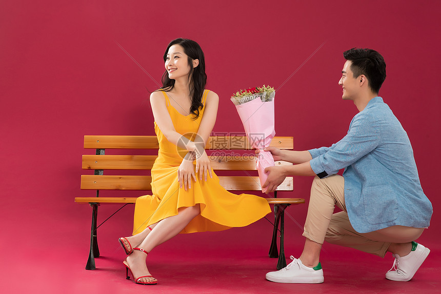 不看镜头高跟鞋时尚浪漫的青年男人给女朋友送花