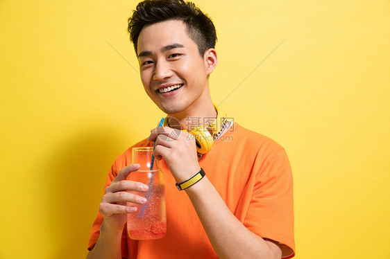 黄色半身像欢乐喝饮料的青年男人图片