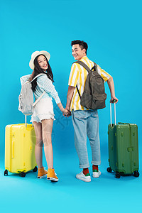 短裤垂直构图绿色快乐的青年情侣推着行李箱去旅游高清图片