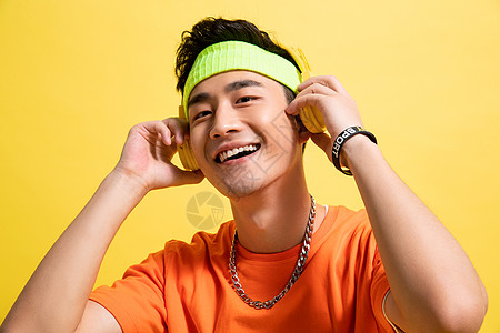 20多岁露齿一笑亚洲人听音乐的嘻哈男孩图片