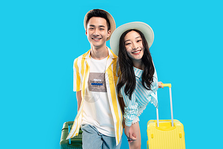 黄色休闲快乐的青年情侣拉着行李箱去旅游图片