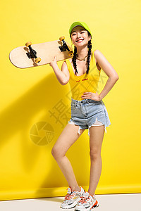举着滑板的漂亮青年女人背景图片