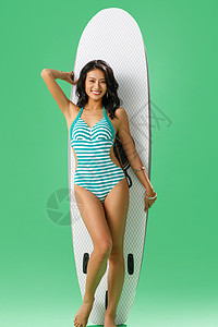 穿泳装的美女靠着冲浪板图片