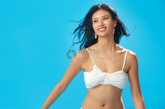 夏日的度假美女和闺蜜图片