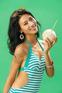 喝椰子汁的青年女人图片