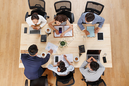 通讯会议商务关系俯瞰办公室里开会的商务团队图片