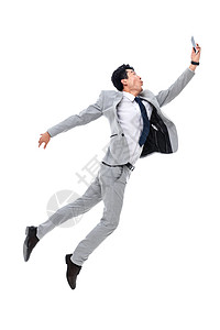 奔跑商务男东方人网络社交快乐拿着手机奔跑跳跃的商务男士背景