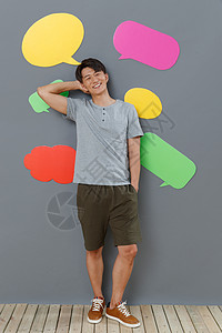 消息垂直构图快乐站在对话框前面的青年男士图片