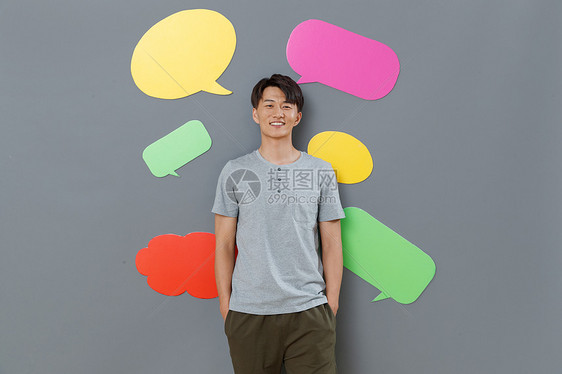 布告水平构图亚洲人站在对话框前面的青年男士图片